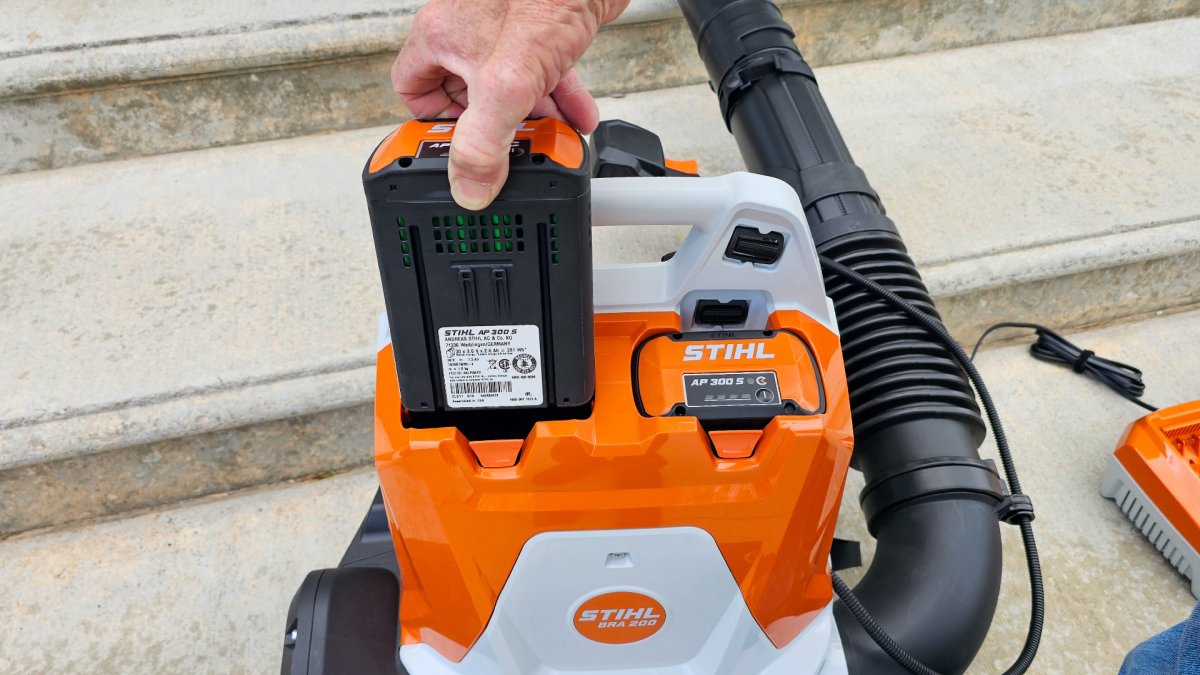 Putting a battery in the Stihl Backpack