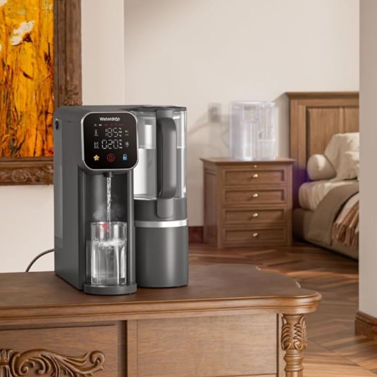 The Waterdrop countertop RO system on a table