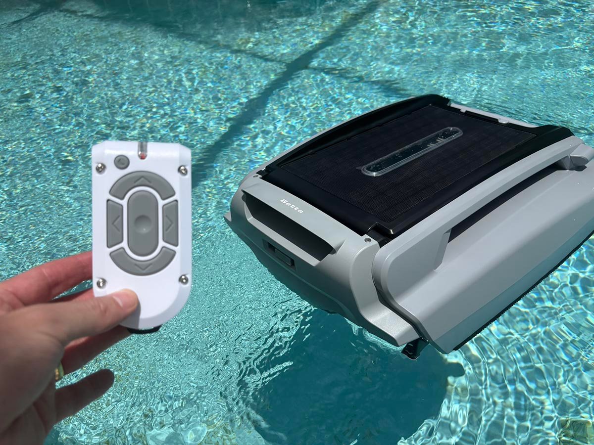 Betta SE Plus Solar-Powered Robotic Pool Skimmer01