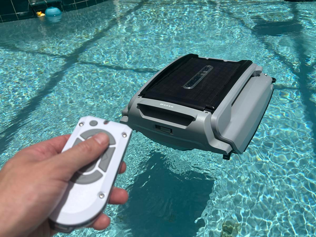 Betta SE Plus Solar-Powered Robotic Pool Skimmer02
