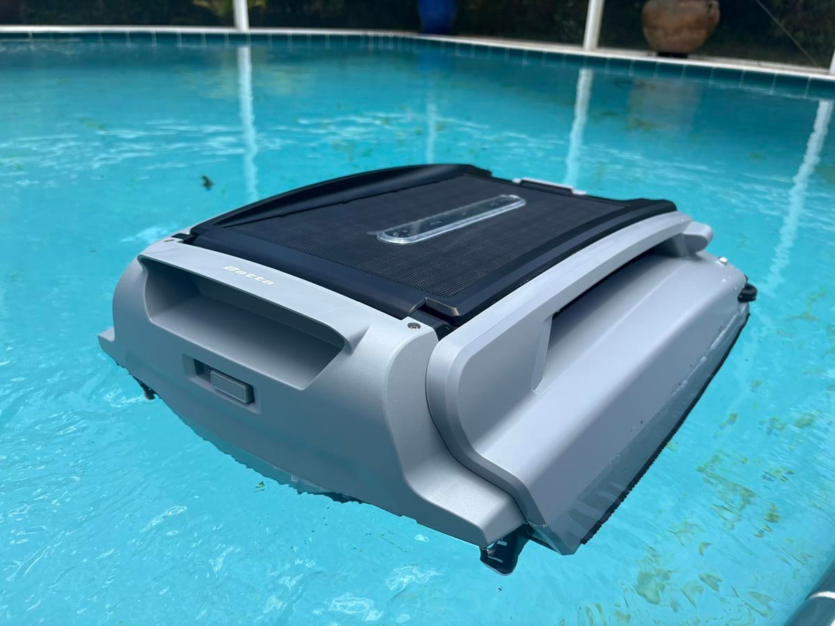 Betta SE Plus Solar-Powered Robotic Pool Skimmer03