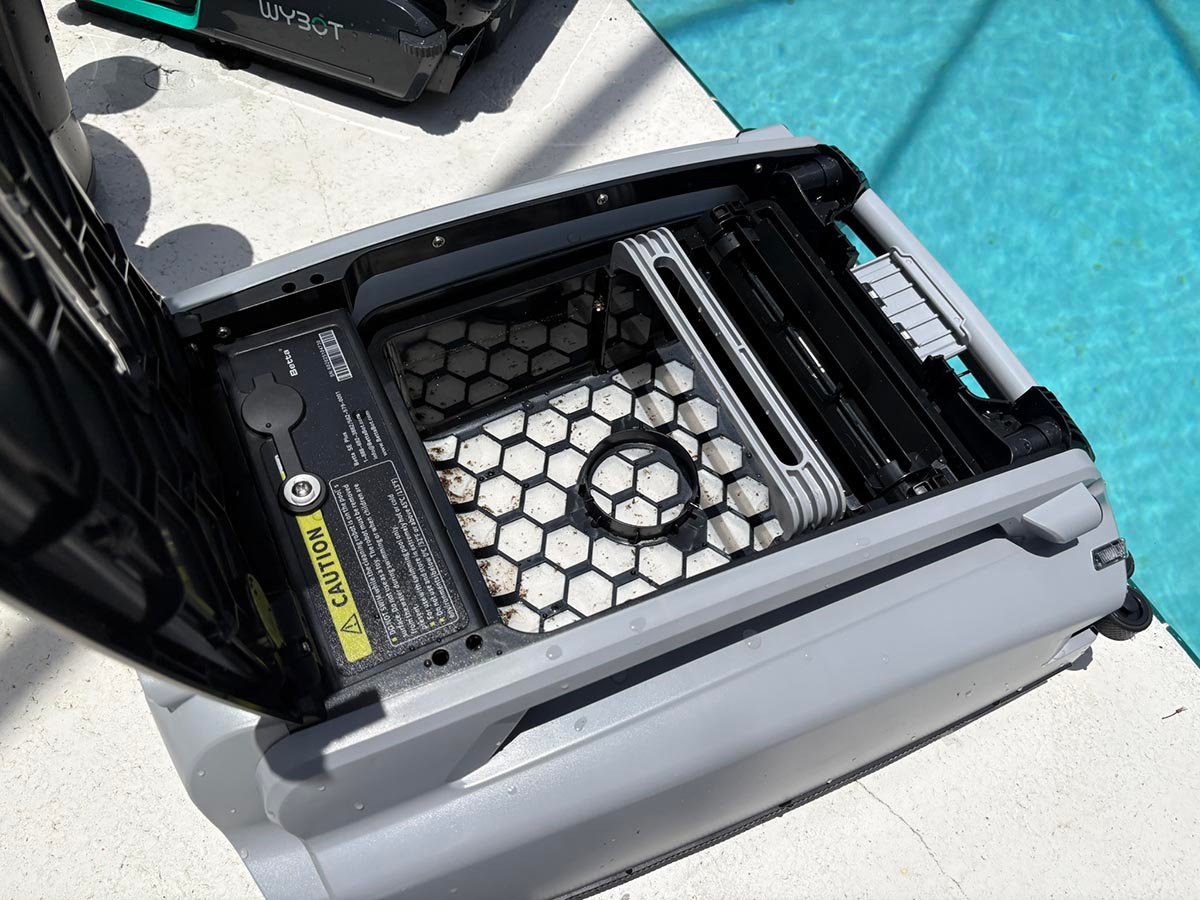 Betta SE Plus Solar-Powered Robotic Pool Skimmer05