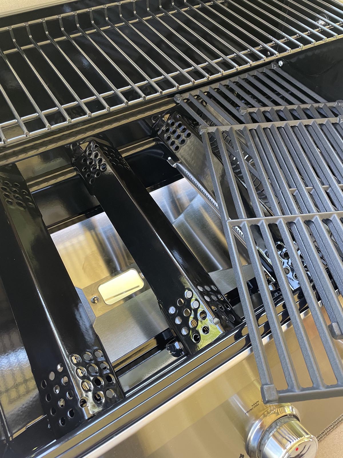 Burners on the Monument Grills Mesa 415BZ Propane Gas Grill