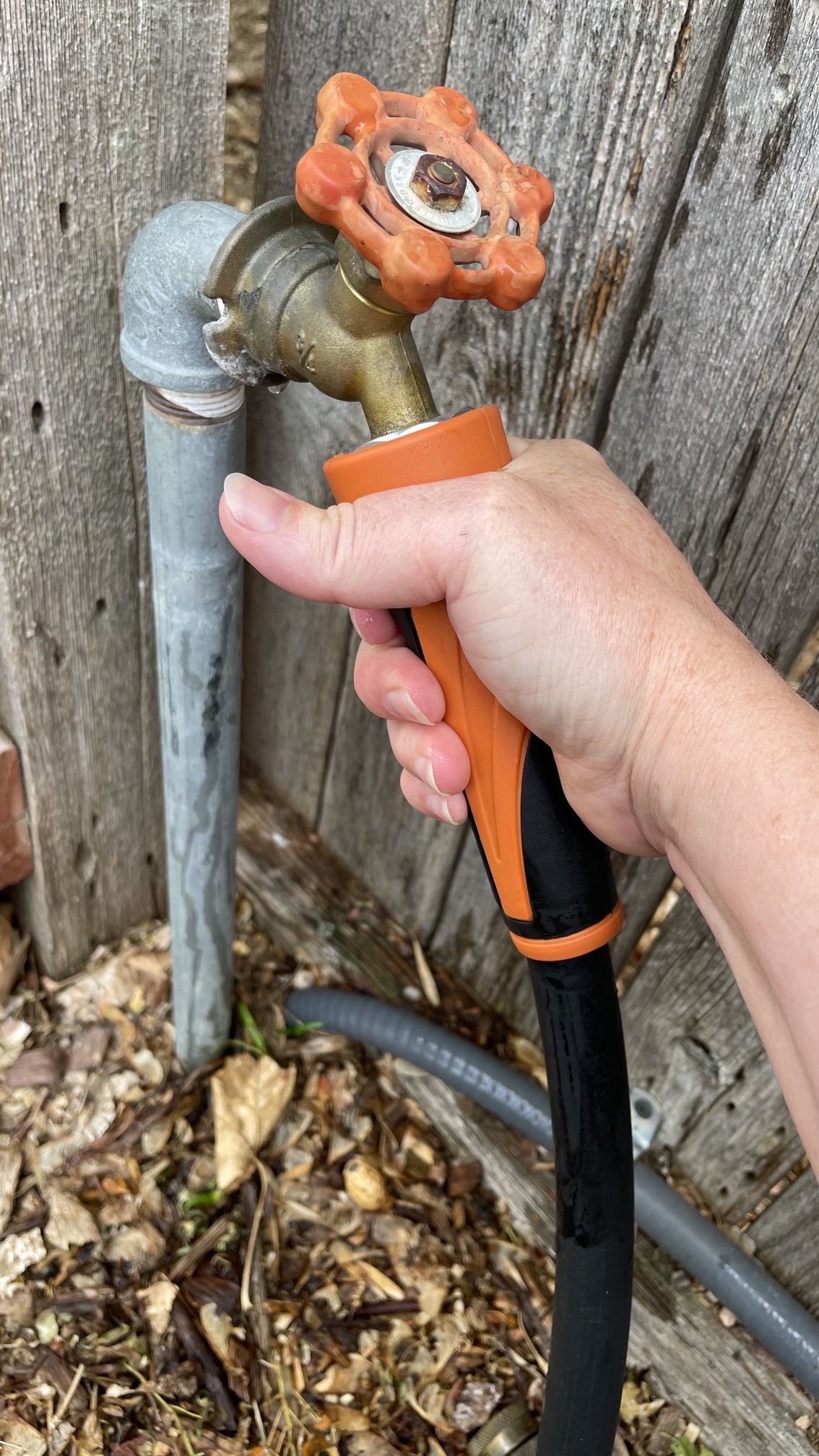 Connecting the Giraffe Tools Hybrid Garden Hose With Swivel Handle during testing