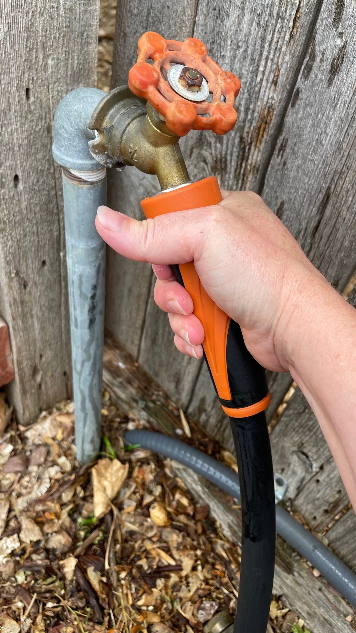 Connecting the Giraffe Tools Hybrid Garden Hose With Swivel Handle during testing