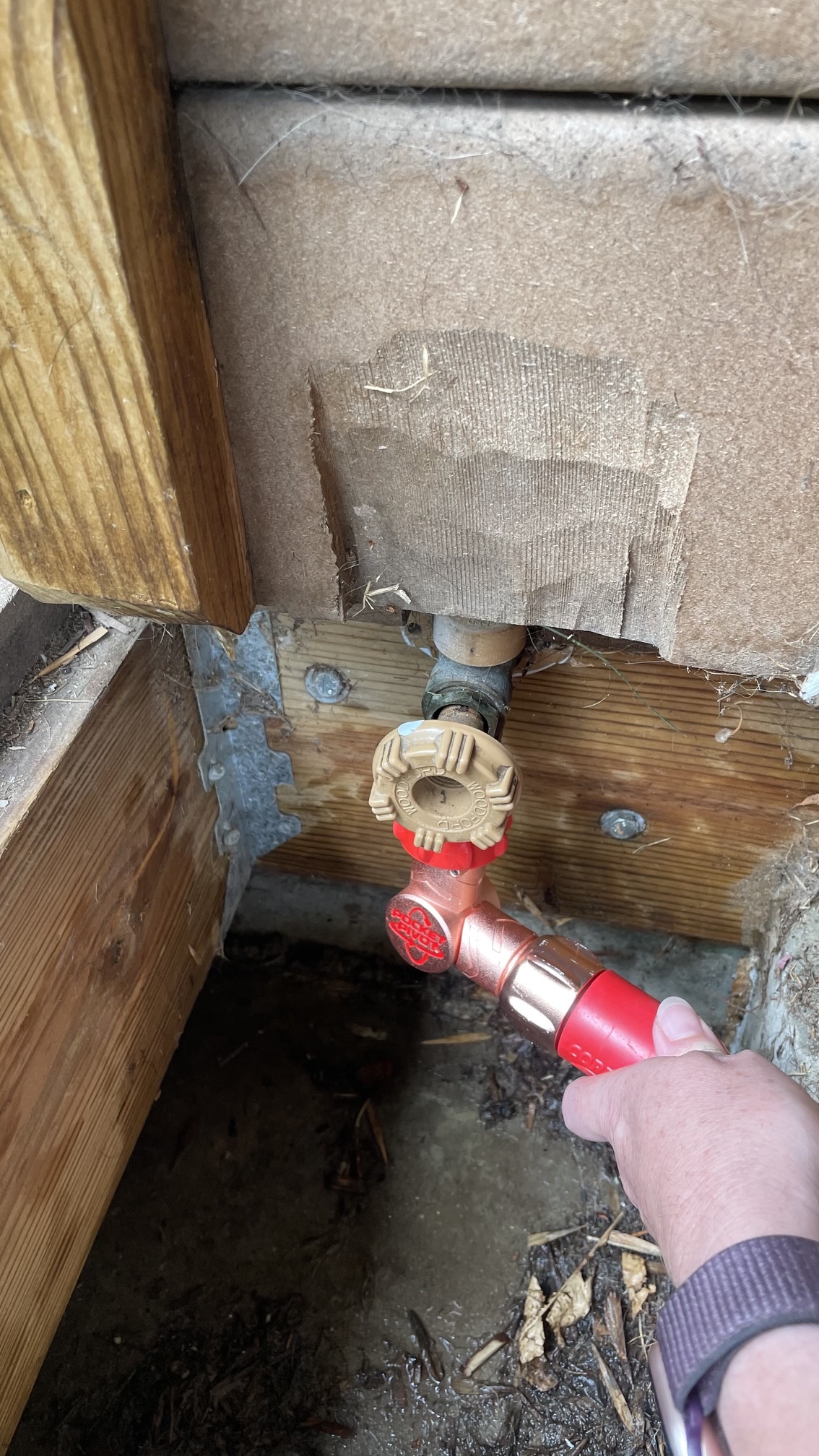 Connecting the Pocket Hose 75-Foot Copper Head Expandable Garden Hose for testing