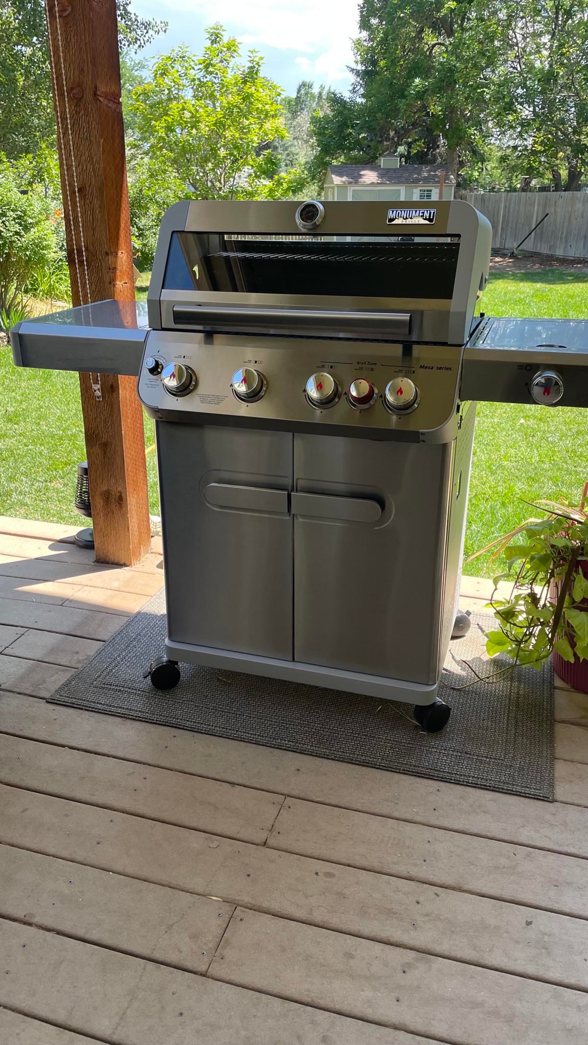 Monument Grills Mesa 415BZ Propane Gas Grill closed