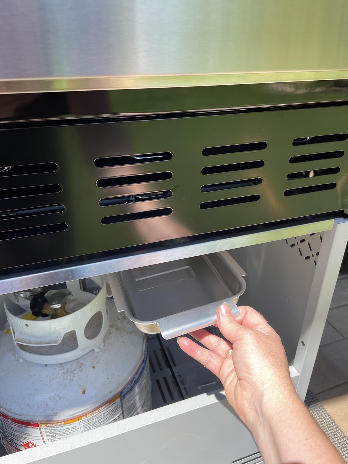 Monument Grills Mesa 415BZ Propane Gas Grill drip tray