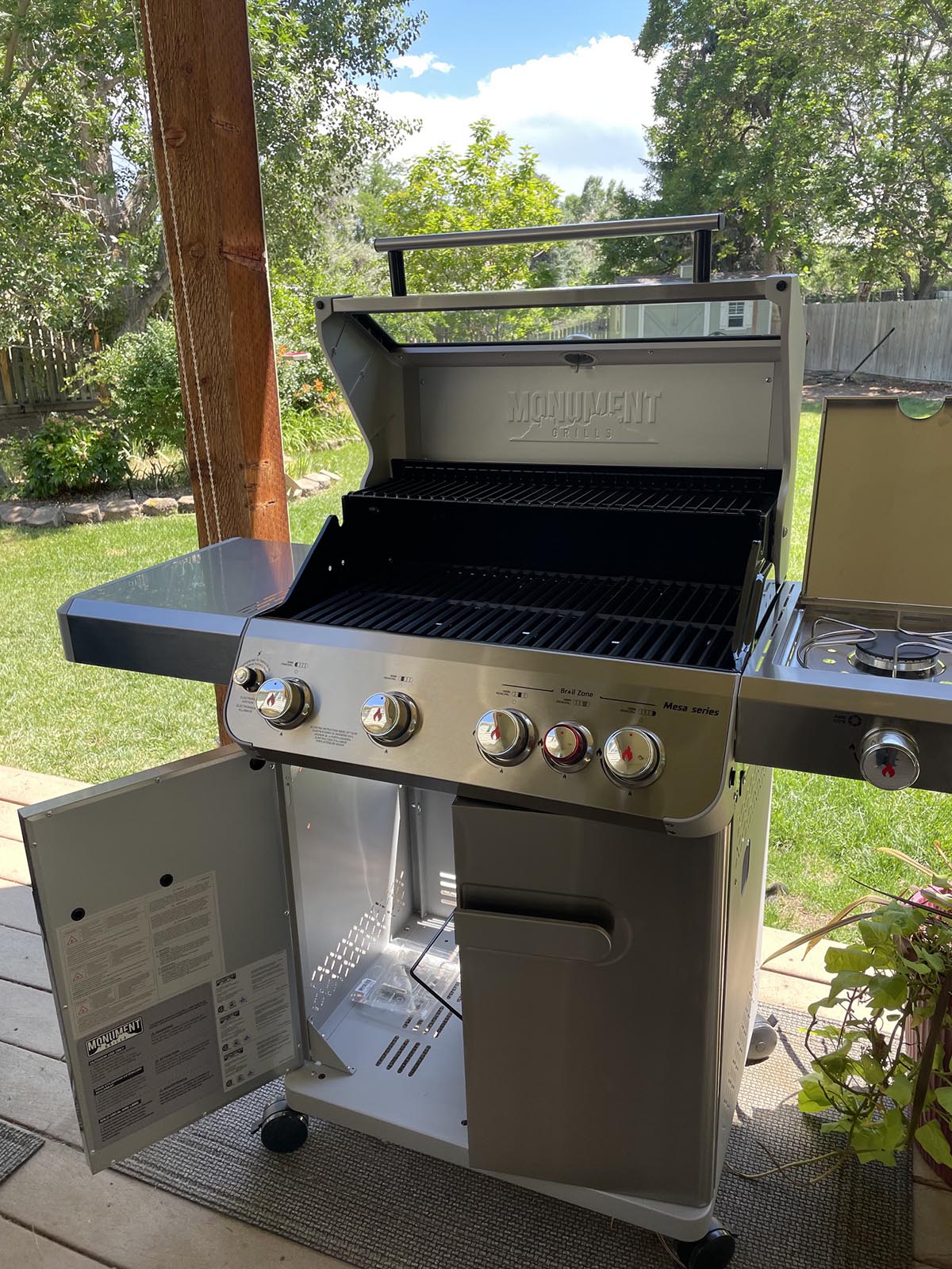 Monument Grills Mesa 415BZ Propane Gas Grill open 1