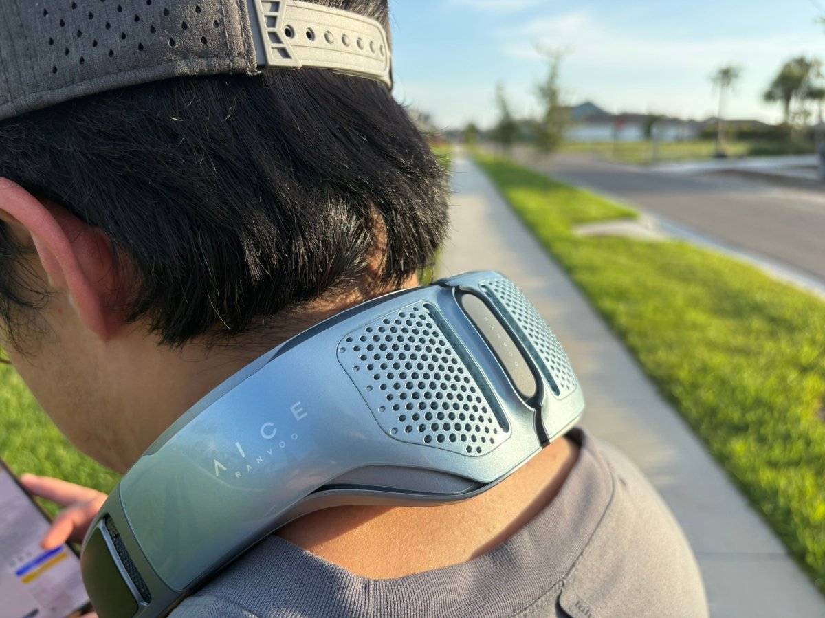 close up from a person wearing neck fans model Ranvoo aice lite