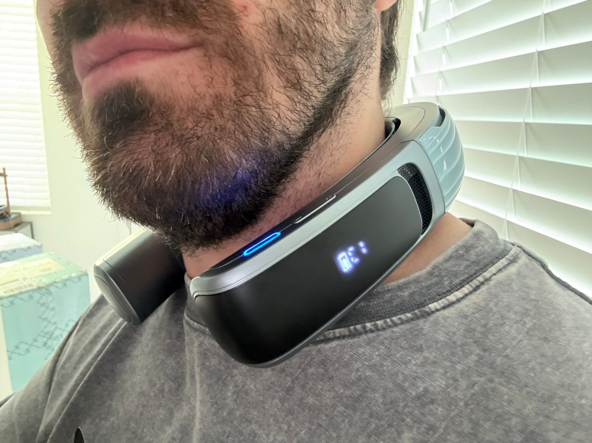 close up from a person wearing neck fans model Ranvoo aice lite at home