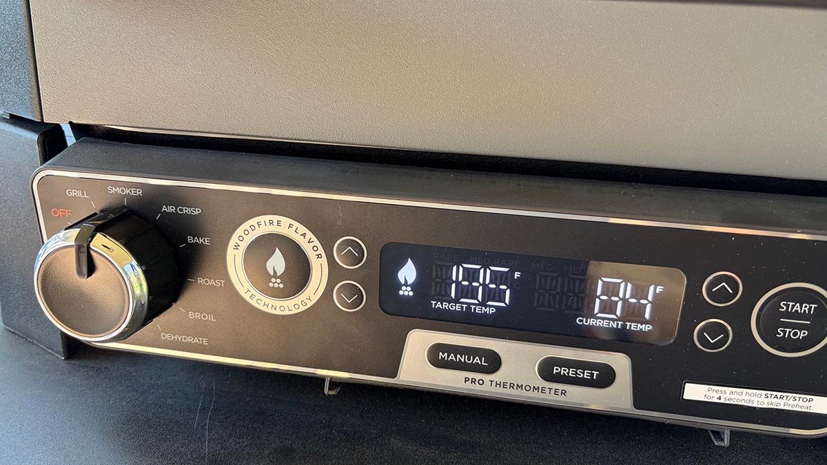 Functioncontrol and display on the Ninja OG751 Woodfire Pro