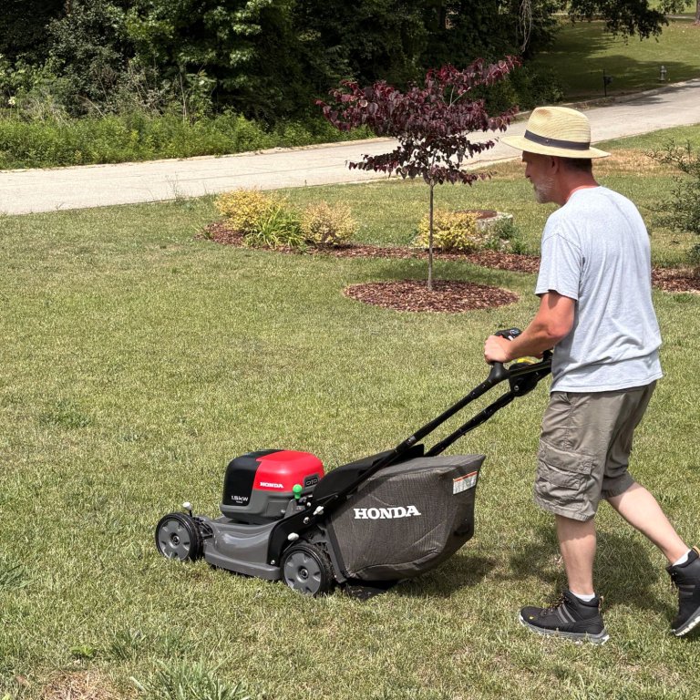 Honda HRX BE_mowing