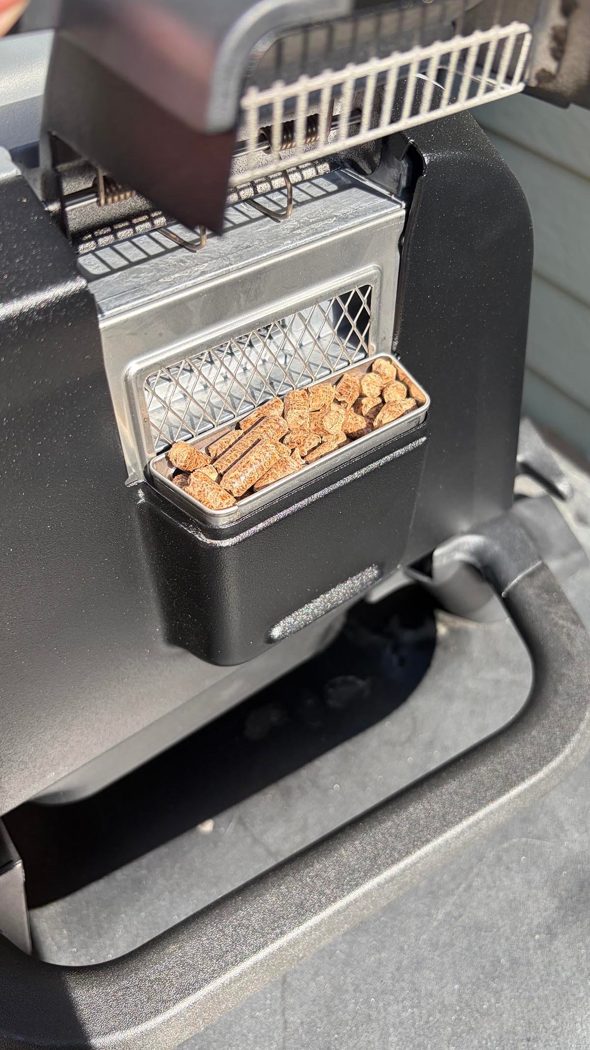 Ninja OG751 Woodfire Pro pellet hopper