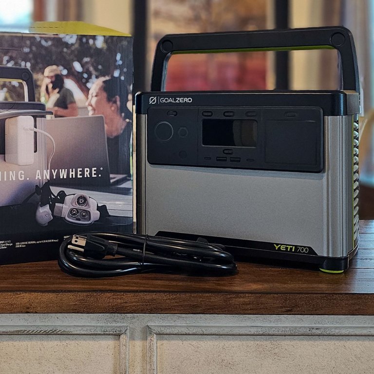 Yeti Goal Zero 700 and packaging