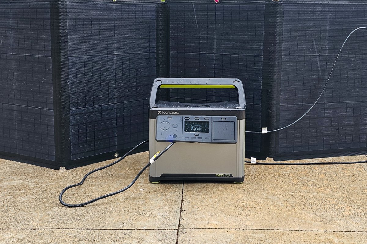 Yeti Goal Zero 700 connected to solar panels