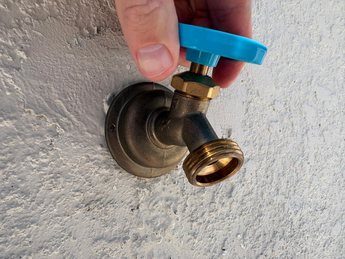 SharkBite 45-Degree Hose Bibb02