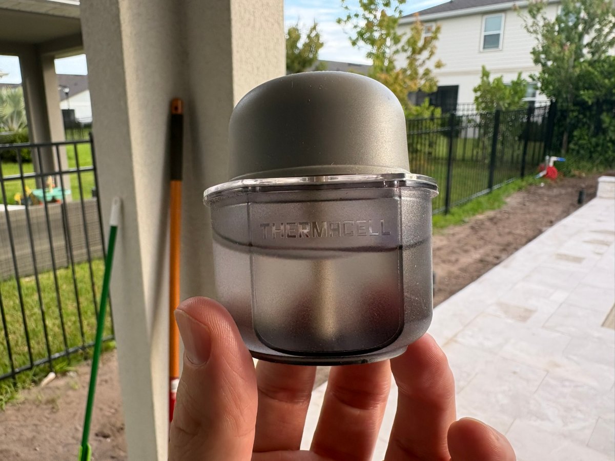 a hand holding the Thermacell LIV 2_refill