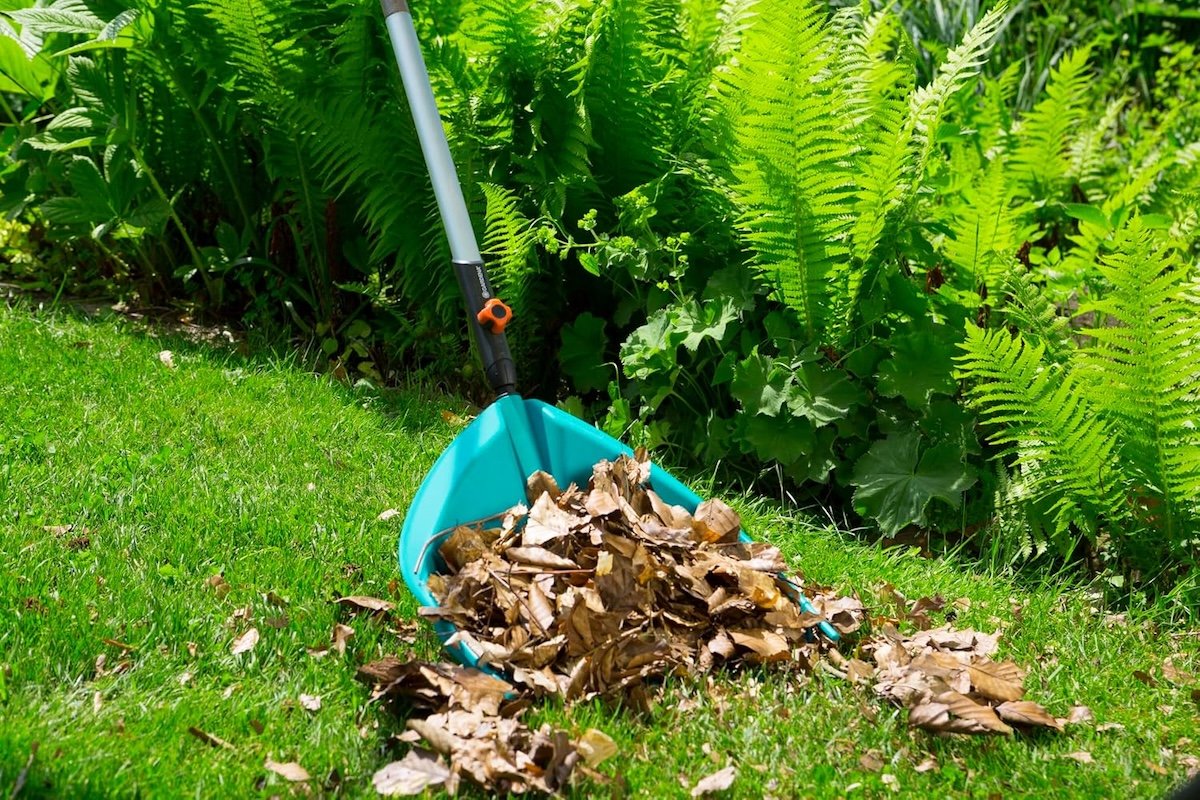 Gardena rake shovel scooping leaves.