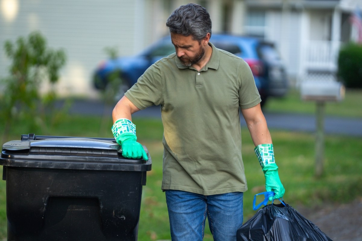How to Clean Indoor and Outdoor Trash Cans the Right Way