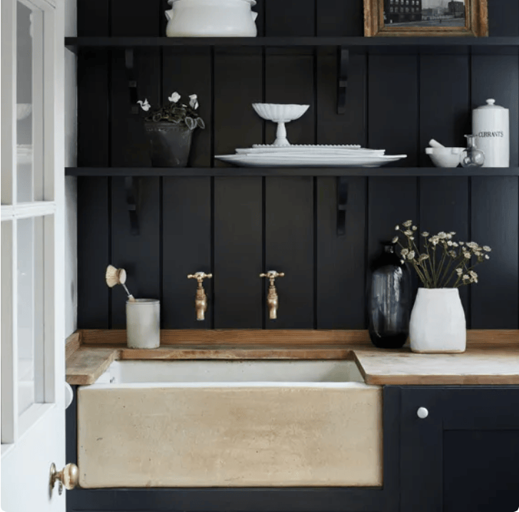 Kitchen painted No. 31 Railings by Farrow & Ball